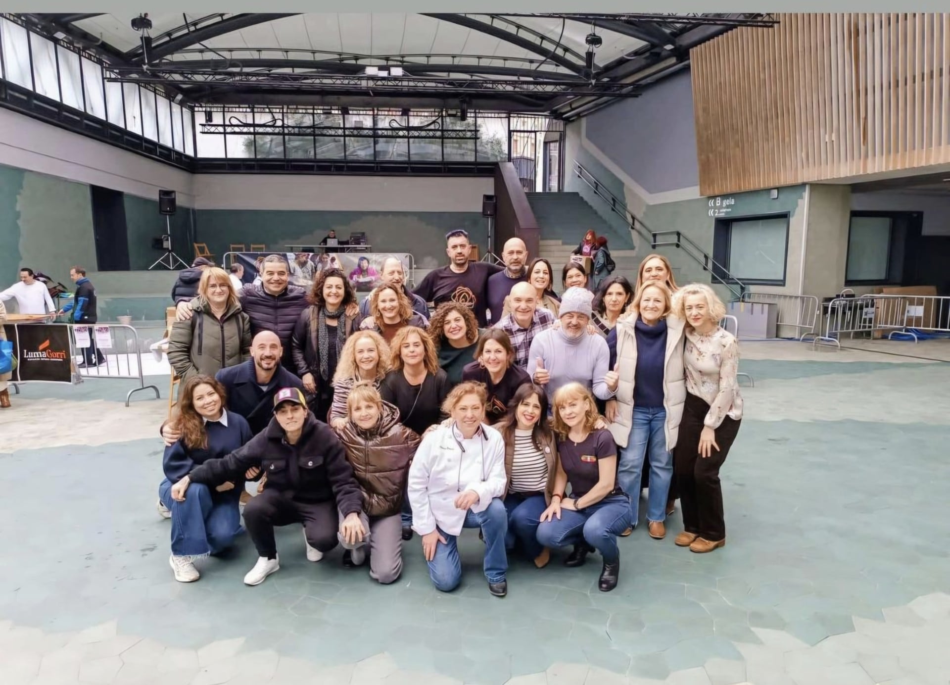 Profesores y alumnos de la academia Kubantzari posan con Mireia Alonso y el alcalde de Eibar