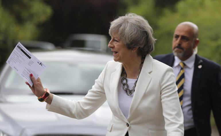 La primera ministra británica, la conservadora Theresa May, a su llegada al colegio electoral en Sonning