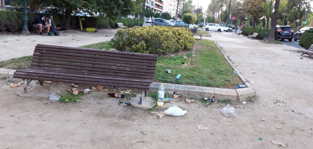 Suciedad provocada por el botellón en parques de la ciudad de València