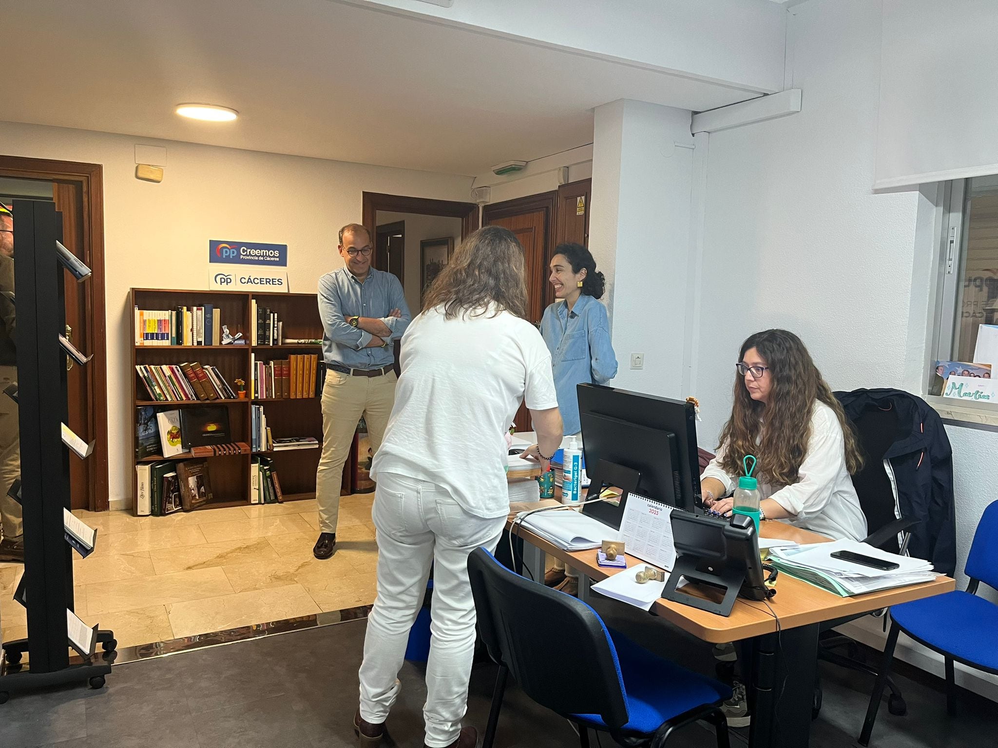 Rafael Mateos en la sede del PP Cáceres