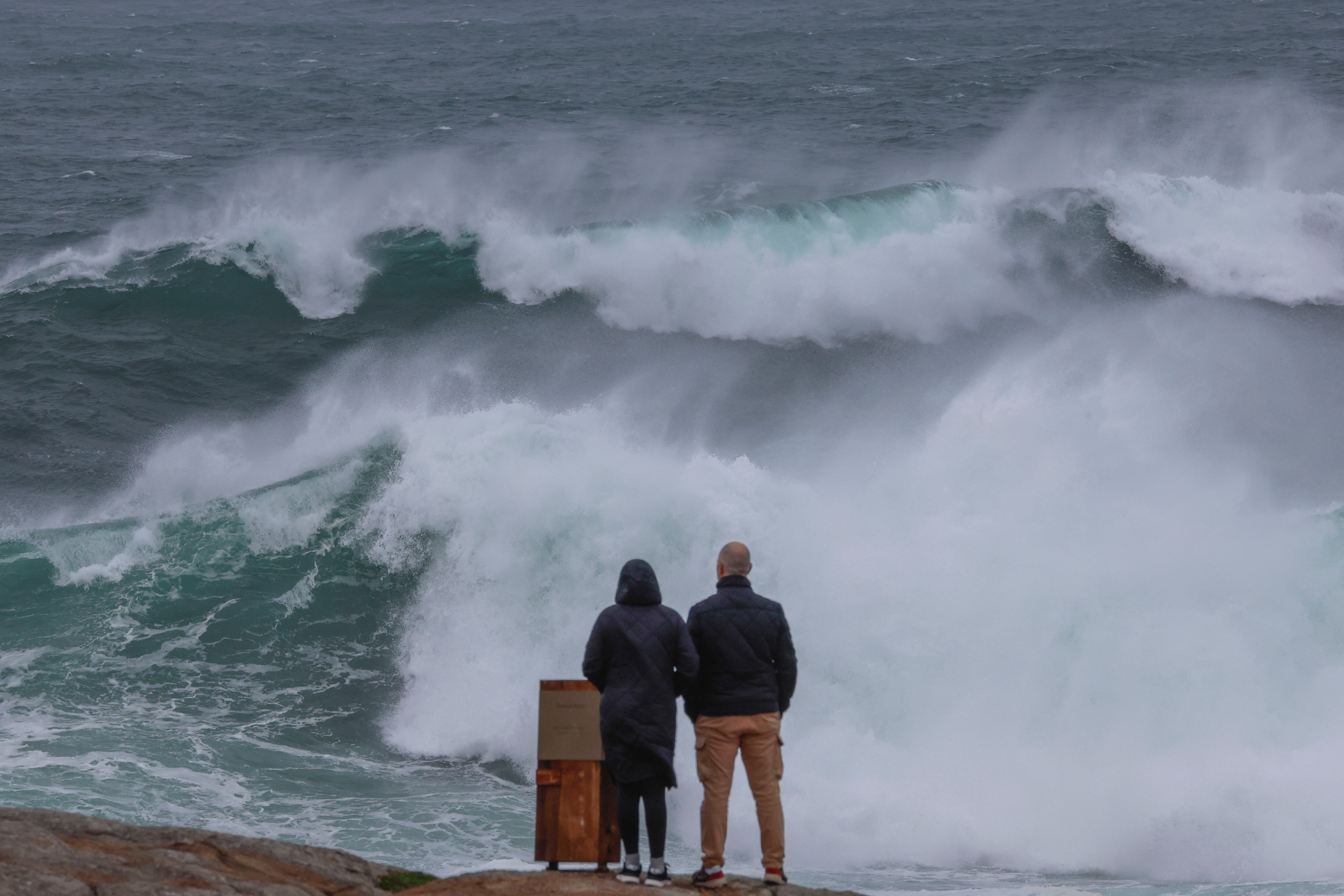 MUXIA ( A CORUÑA), 11/02/2025.- Fuerte oleaje en la costa de Muxía, A Coruña debido a la borrasca Nils, hoy jueves en Santiago de Compostela. La borrasca Nils se aleja de Galicia tras dejar vientos de hasta 174,5 km/hEFE/Lavandeira jr