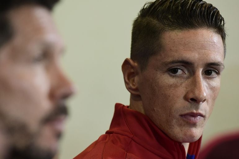 Simeone y Torres, durante una rueda de prensa 