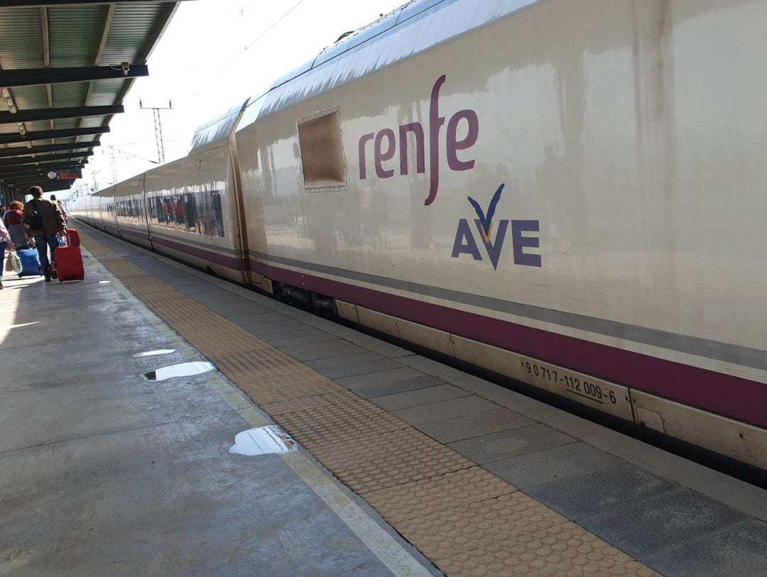 Un tren AVE en la estación de Santa Ana-Antequera