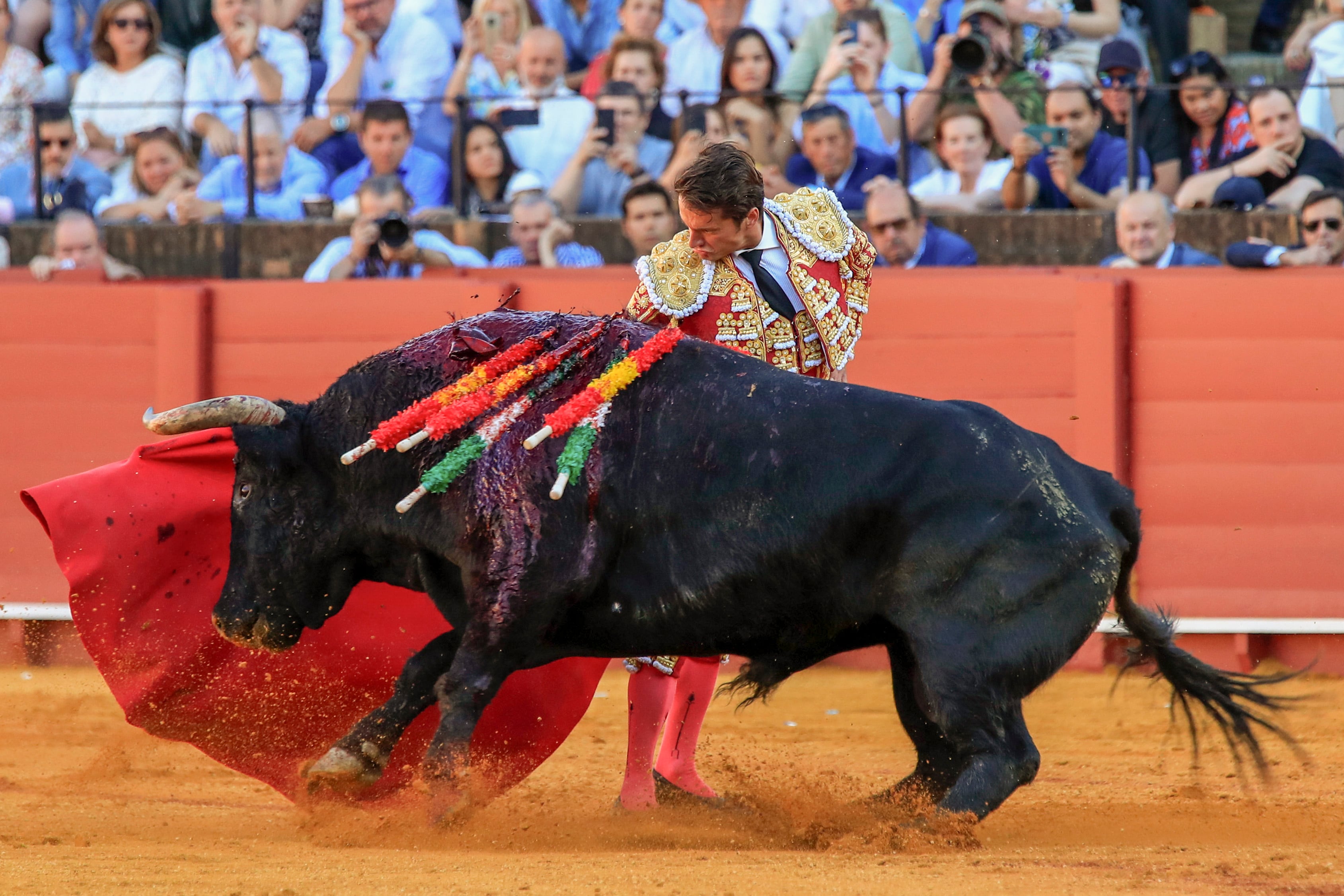 SEVILLA, 16/04/2023.- El torero Lama de Góngora da un pase con la muleta a uno de los de su lote, durante la segunda corrida de abono de la Feria de Abril celebrada esta domingo en la plaza de la Real Maestranza de Sevilla. EFE/Julio Muñoz
