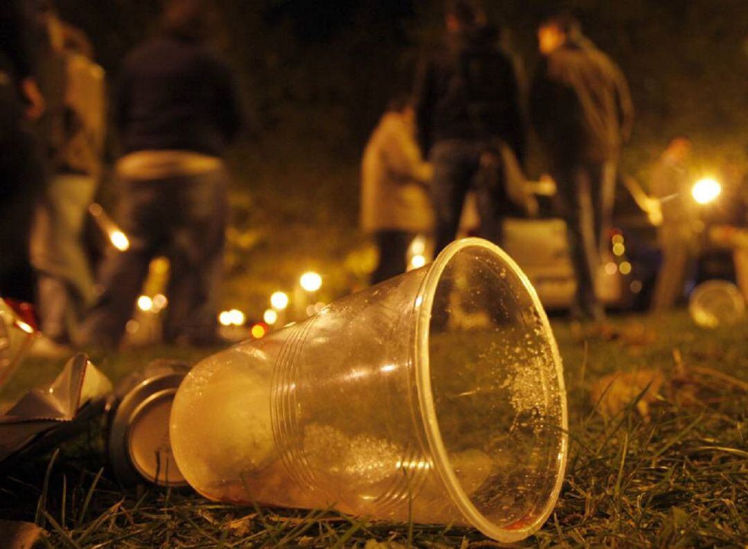 Un grup de joves participant en un "botellón".