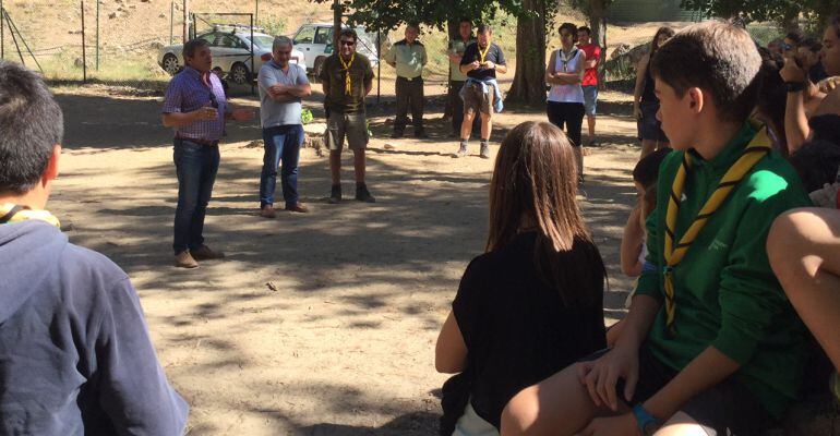 El delegado de medio ambiente, Juan Eugenio Ortega, se dirige a los scouts acampados en La Toba