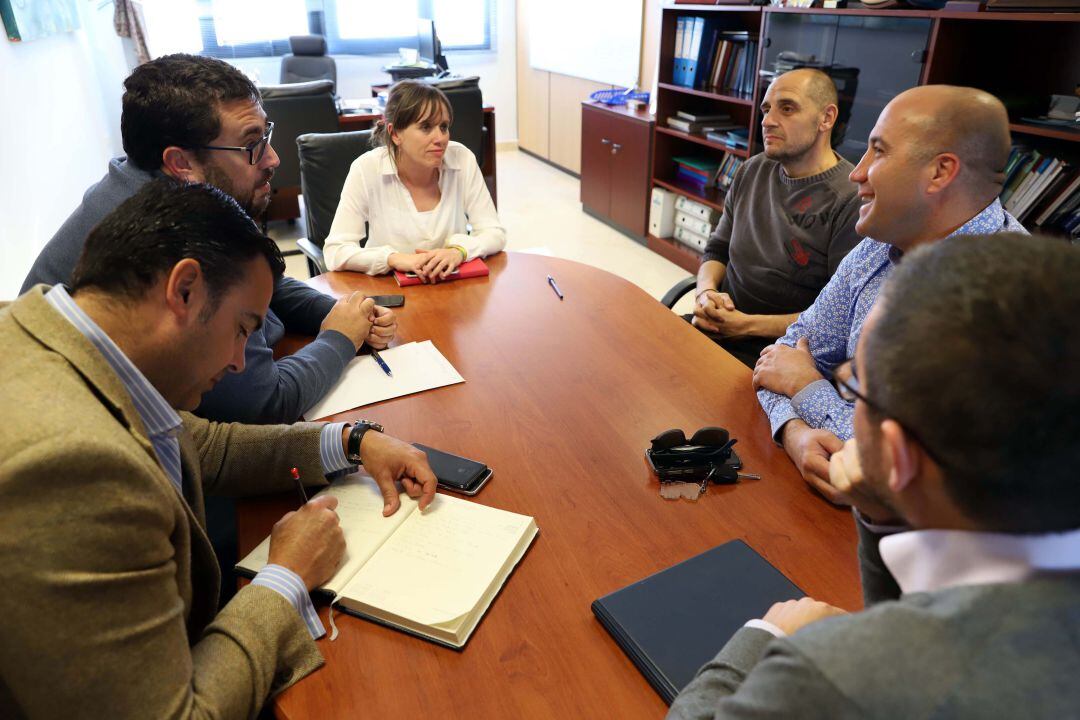 Encuentro en el Ayuntamiento con los responsables del club  de waterpolo