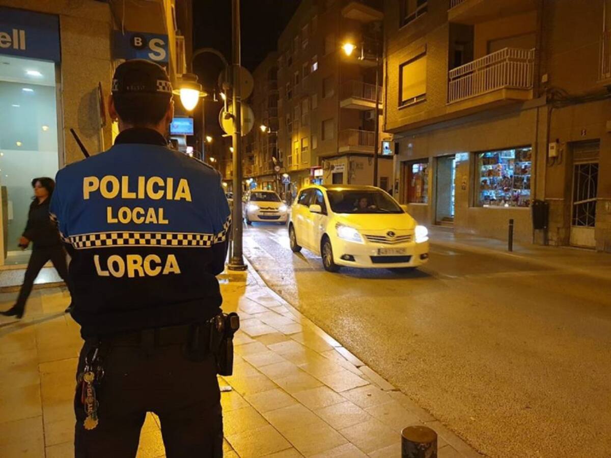 Detenido por dejar inconsciente a una persona para robarle en plena calle en Lorca