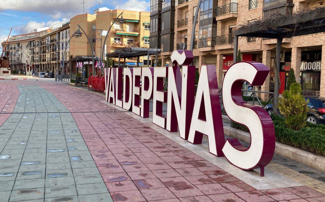 Imagen de archivo de las letras corpóreas de Valdepeñas