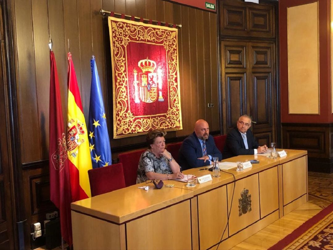 María José Beamount, la consejera de Presidencia, Función Pública, Justicia e Interior; José Luis Arasti, delegado del Gobierno y Enrique Maya alcal de Pamplona