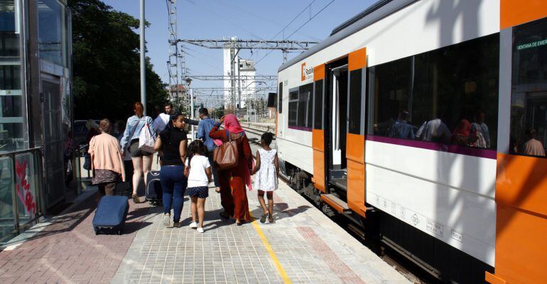 Passatgers baixant del tren de la R-12 a Cervera per agafar un autobús fins a Tàrrega amb motiu de tall ferroviari a la Granyanella