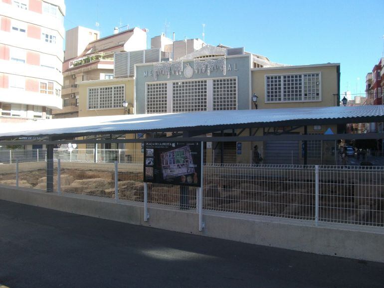 El antiguo edificio del Mercado Central y los baños árabes