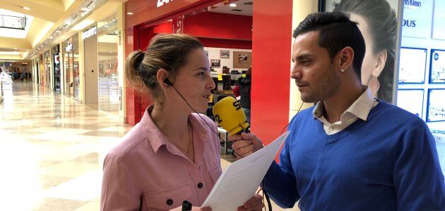 Nos desplazamos a un centro comercial para saber cómo van las rebajas de este año.