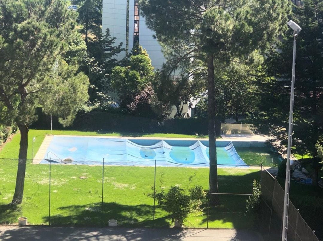 Piscina comunitaria de una urbanización ubicada en Madrid