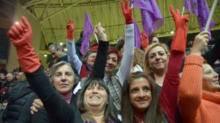 Si no fuera por los carteles de guantes rojos, de esos que se usan para limpiar en casa, su protesta pasaría por otra más de las miles que los griegos