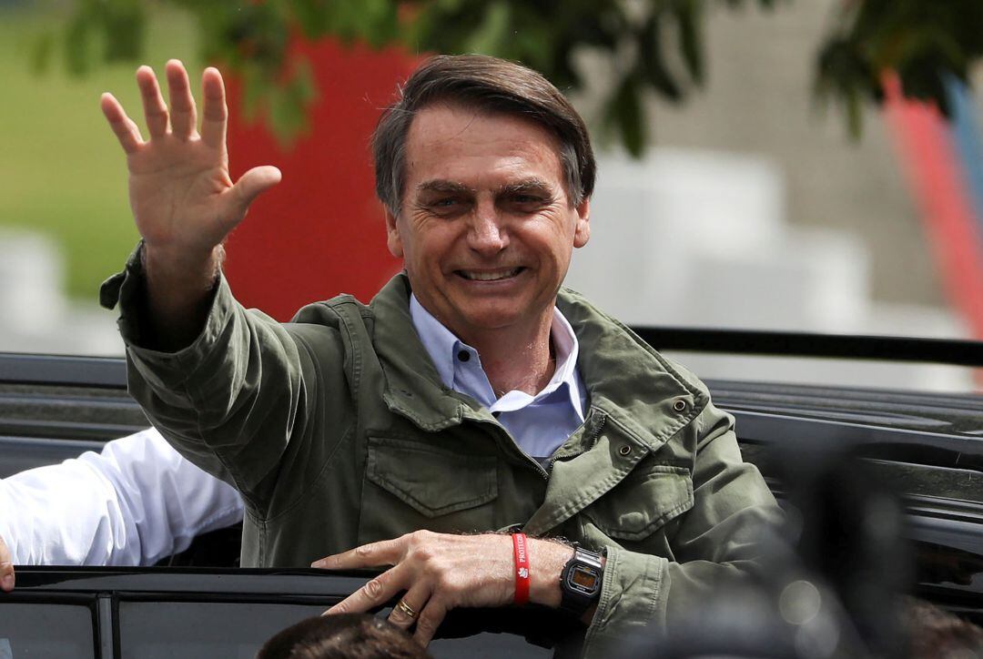 Jair Bolsonaro saluda a su salida del colegio electoral