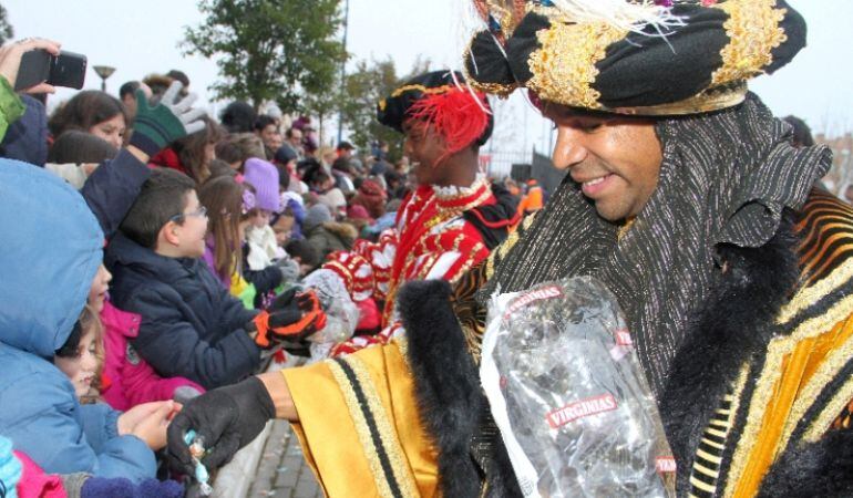Los Reyes Magos aterrizan en helicóptero en Leganés y Getafe