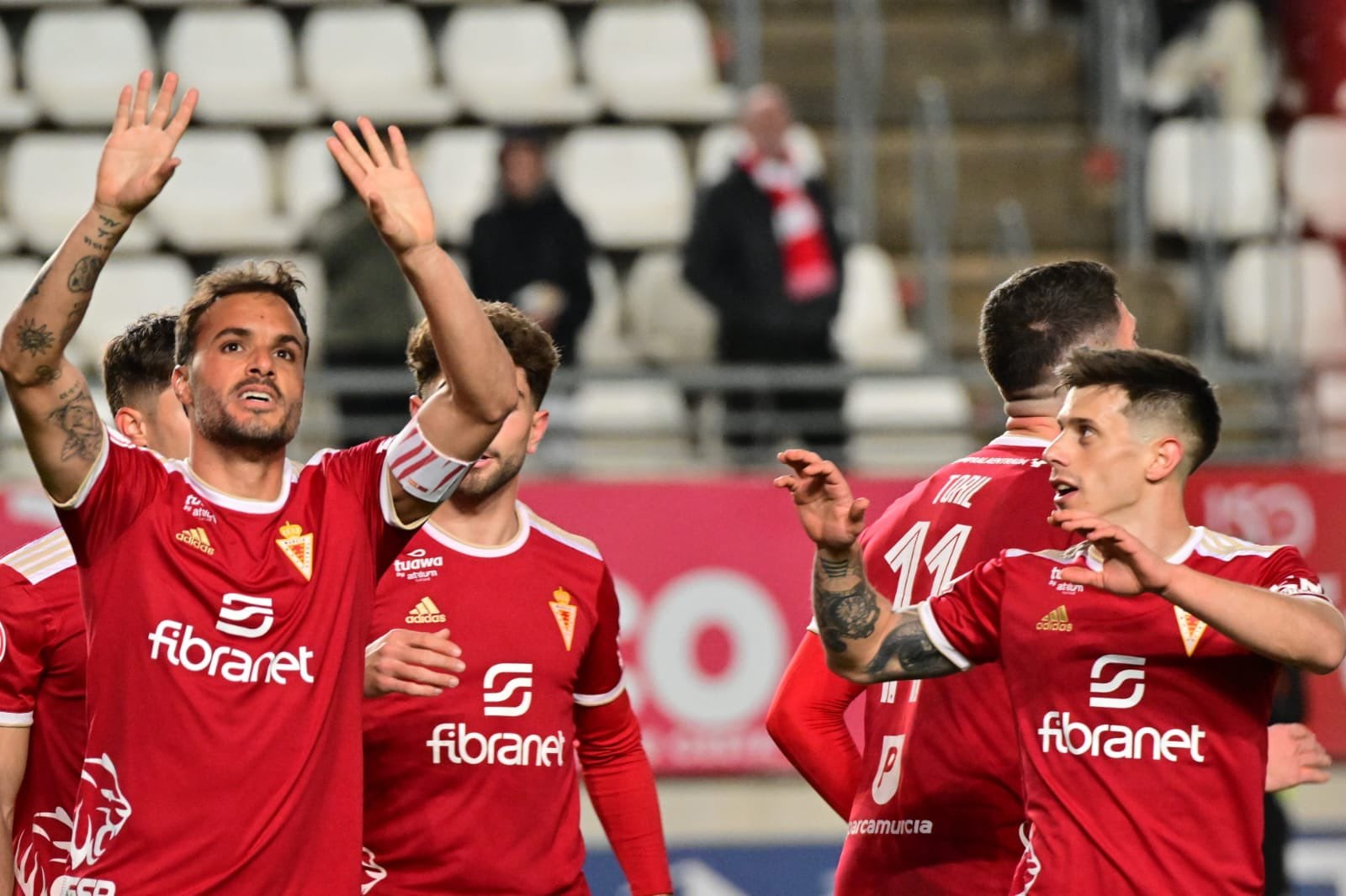 Pedro León celebra el 1-0 contra el Nàstic de Tarragona junto a Alfon González y el resto de la plantilla