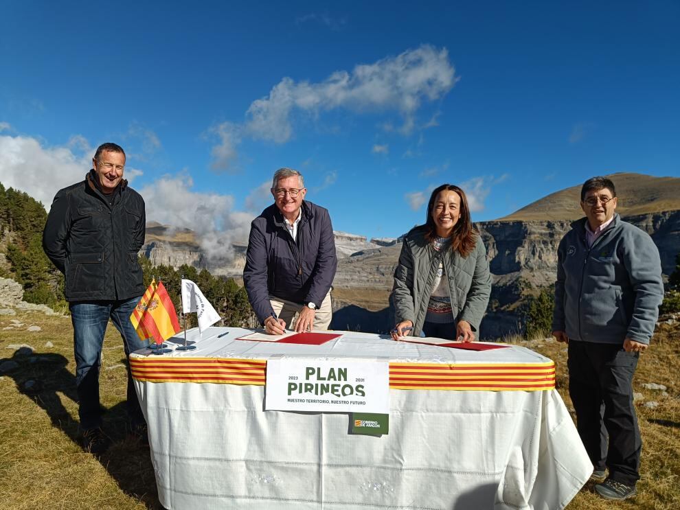 El alcalde de Fanlo, Horacio Palacio, los consejeros Blasco y Susín y el director General de Medio Natural, Alfonso Calvo, en la firma del convenio. Foto: DGA
