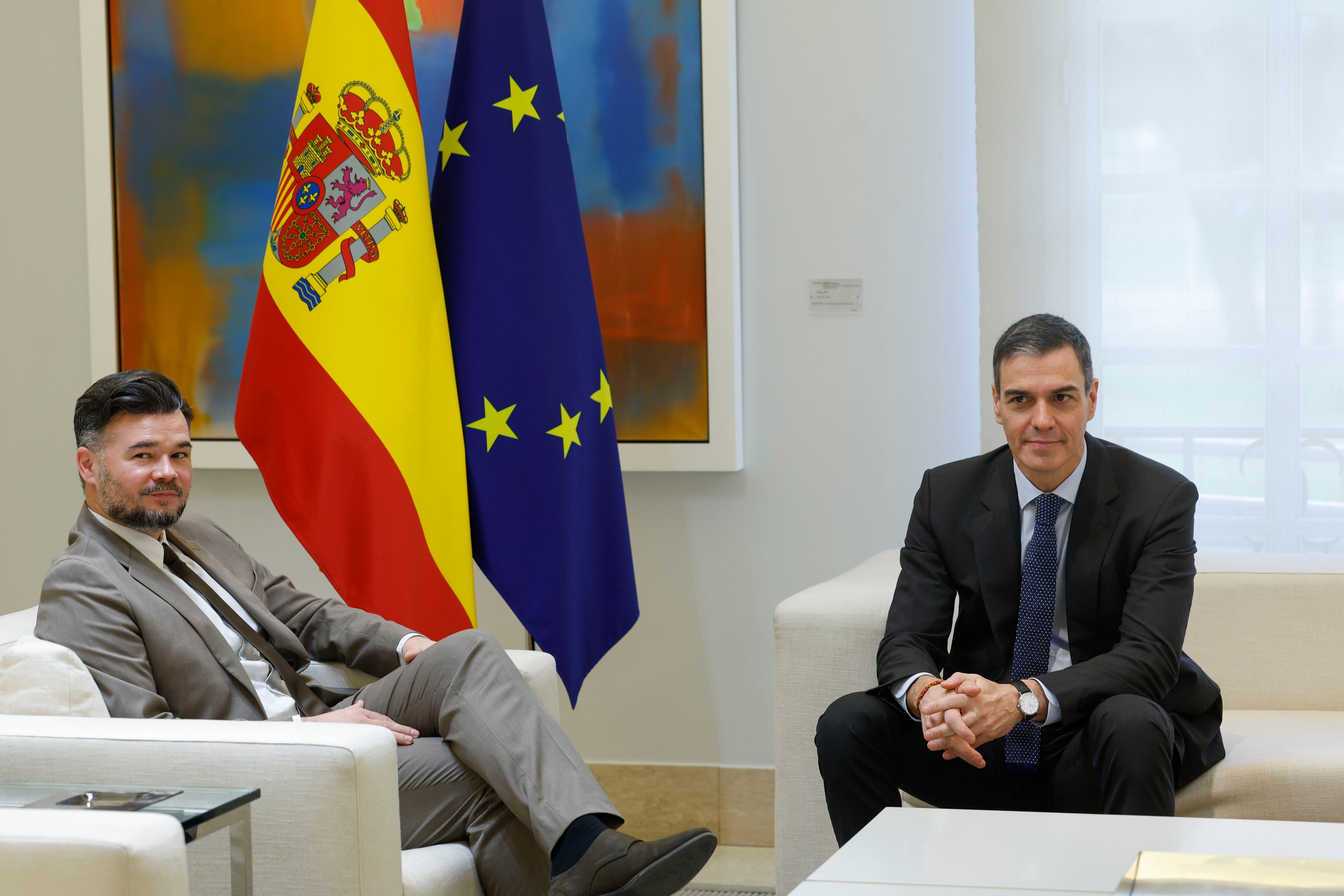 El presidente del Gobierno, Pedro Sánchez, y el portavoz de ERC en el Congreso, Gabriel Rufián, durante la reunión que han mantenido en Moncloa.