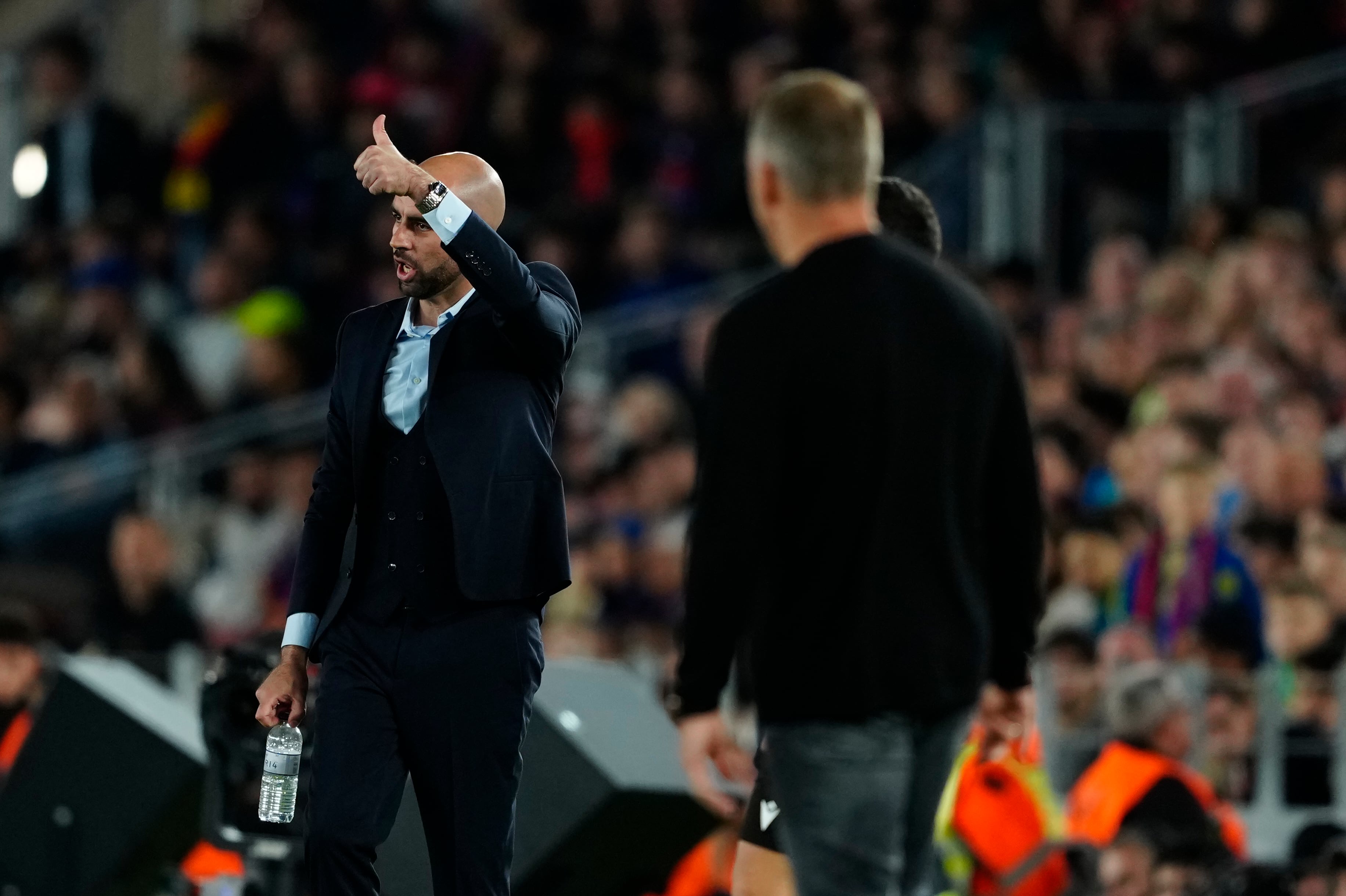 SAN SEBASTIÁN, 22/04/2026.- El entrenador del Celta Claudio Giráldez (i) durante el partido de la jornada 33 de LaLiga entre el FC Barcelona y el Celta, este miércoles en el Camp Nou. EFE/ Alejandro Garcia