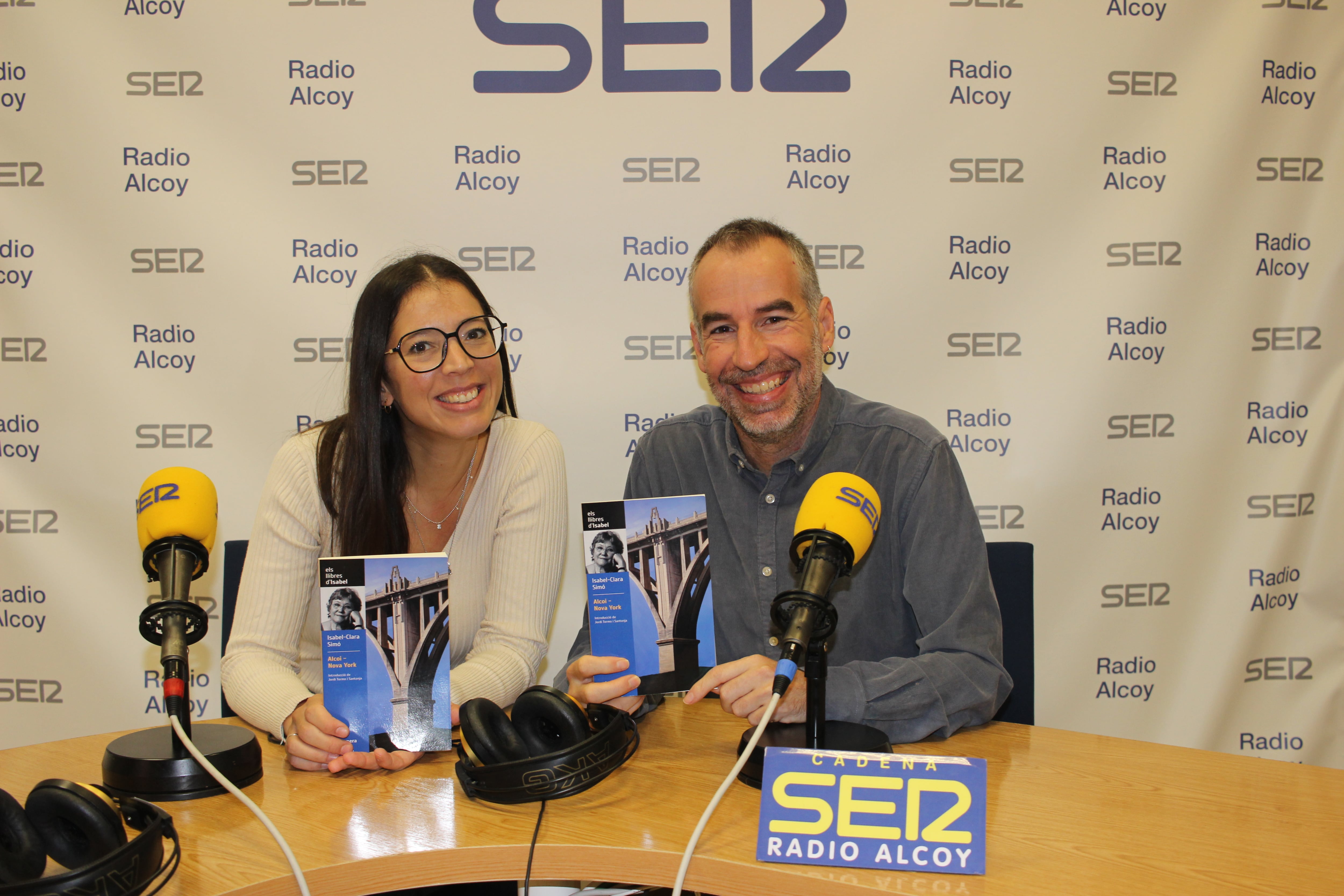 Natàlia Gisbert i Jordi Tormo, en l&#039;estudi central de Radio Alcoy, amb exemplars del llibre reeditat