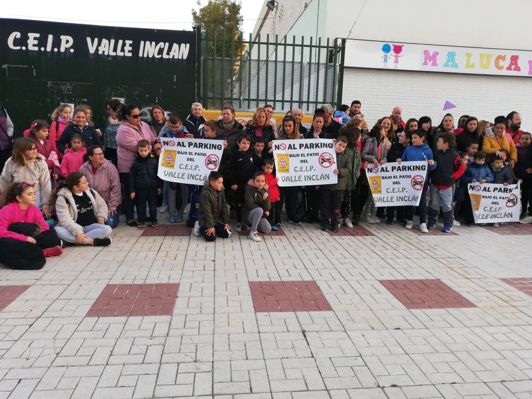 Concentración de madres, padres y alumnado del CEIP Valle Inclán