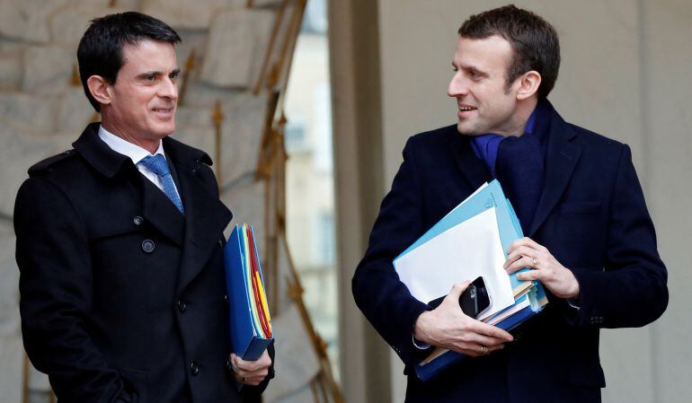 Manuel Valls (L) y Emmanuel Macron (R) durante un encuentro el año pasado