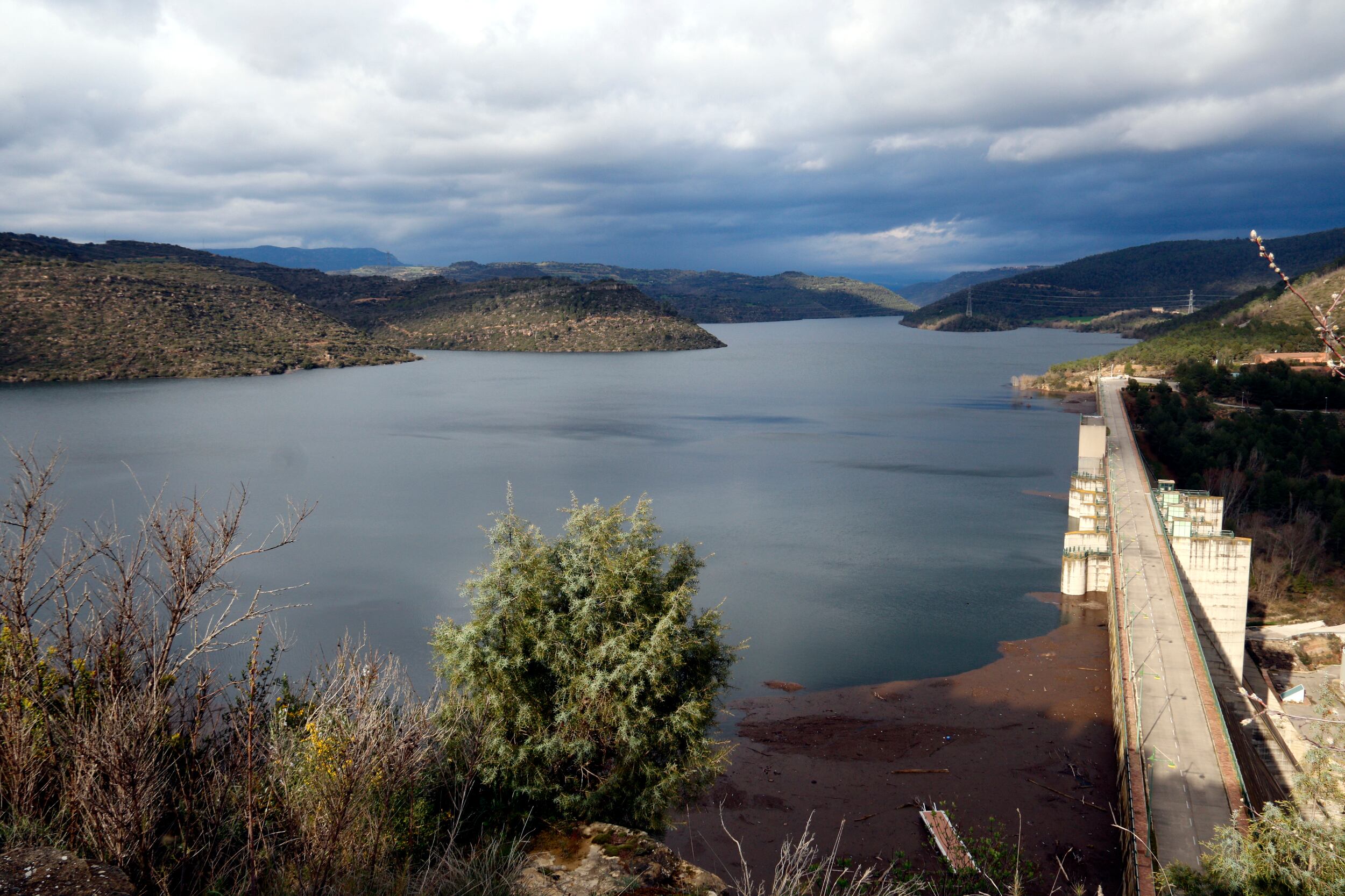 Al març, la presa de Rialb va haver de desembassar després d'arribar al 100 per cent de capacitat. Foto: ACN.