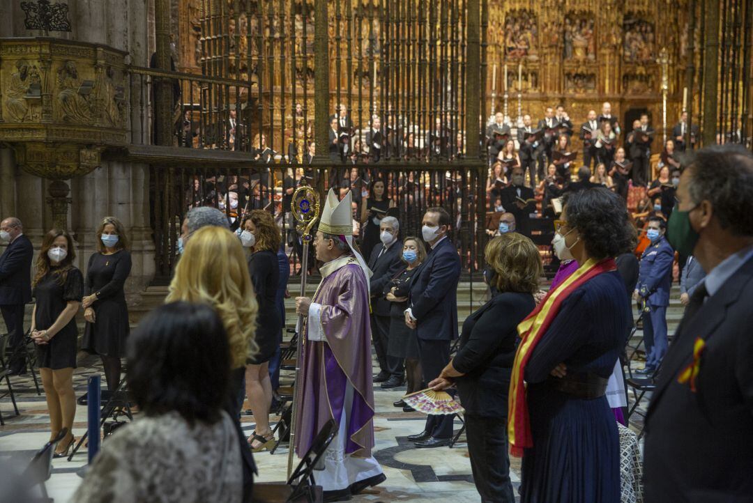 Funeral en la Catedral por las víctimas del coronavirus, con los asistentes separados y con mascarillas 