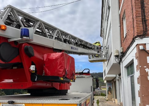 El forjado de un techo de Buelna, obliga a varios vecinos a desalojar sus viviendas