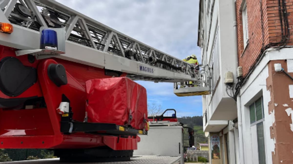 18 personas desalojadas en Los Corrales de Buelna tras desprenderse el techo de un edificio