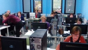 Alumnos dando clase de informática. Aula de un instituto de Madrid en la que trabaja la Fundación Balia