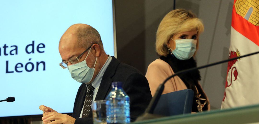 Foto de la consejera de Sanidad y el vicepresidente de la Junta