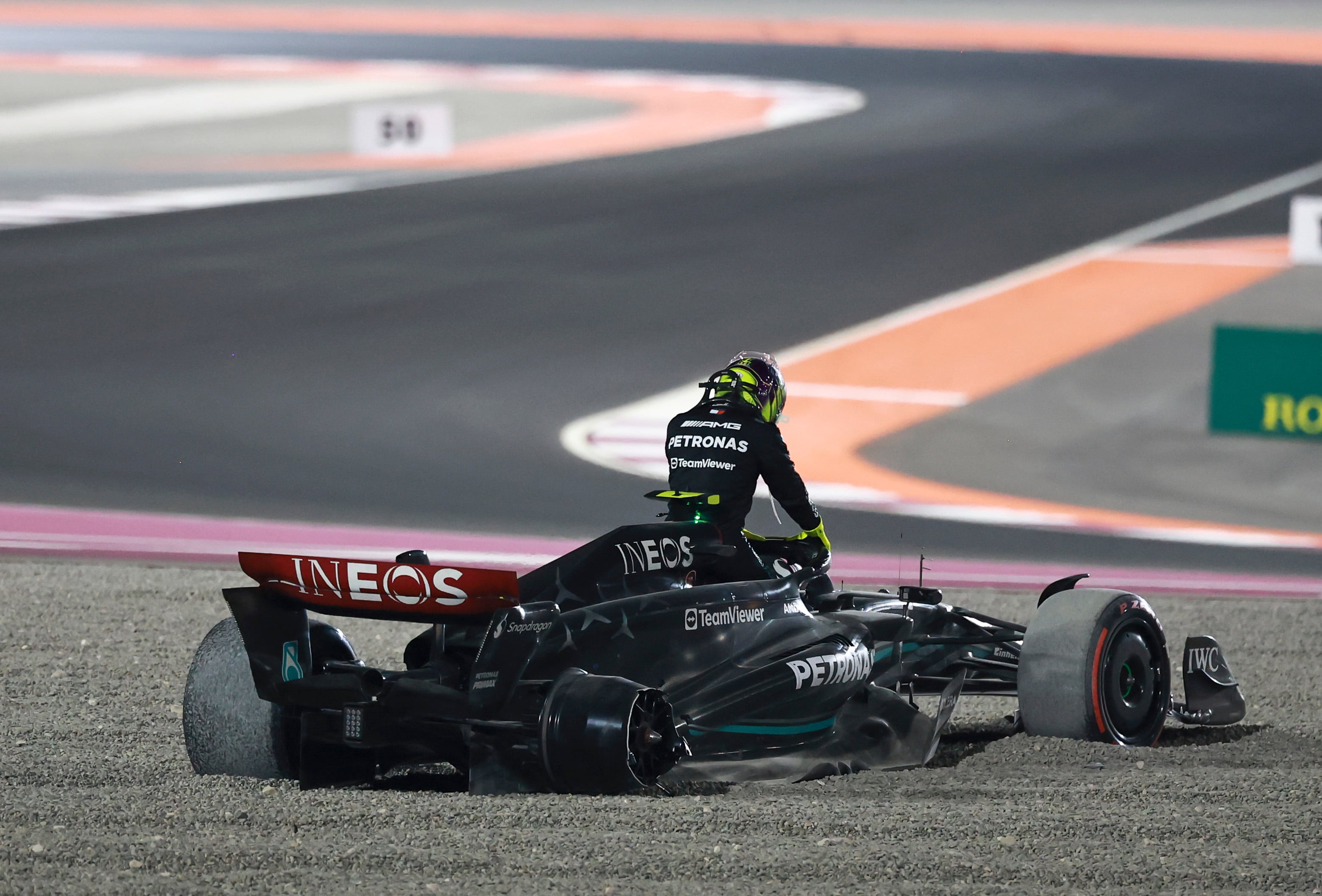 Lewis Hamilton abandona la carrera en la primera vuelta por un accidente con su compañero