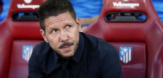 Simeone, en el banquillo antes de un partido