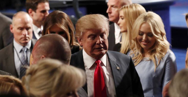 El aspirante republicano a la Casa Blanca, Donald Trump, deja el escenario del debate acompañado por su familia