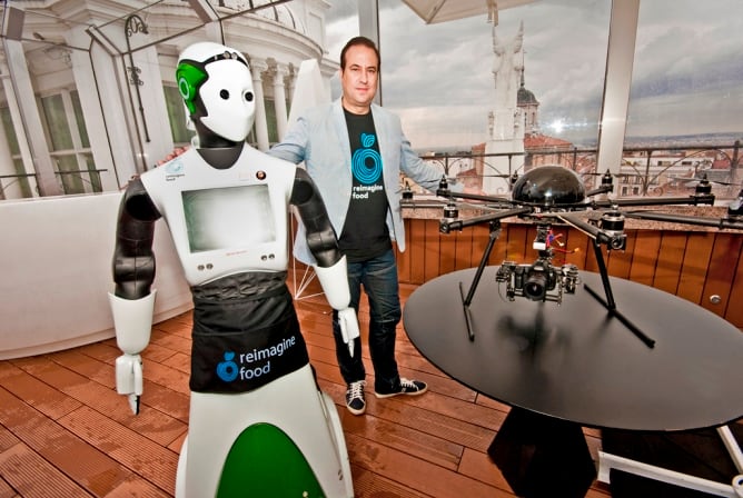 El director general de Reimagine Food, Màrius Robles, junto al Robot REEM y un drone, en la terraza del Hotel Me de Madrid.