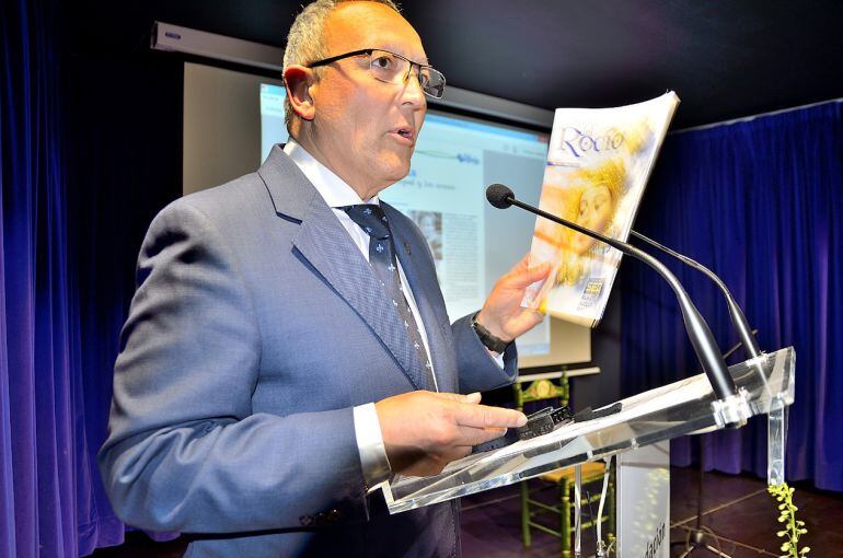 El director de Radio Huelva, Miguel Doña, durante la presentación de la Revista del Rocío 2016 en la Fundación Cajasol