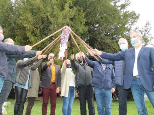 CB entregó un bastón de alcalde a cada pedáneo