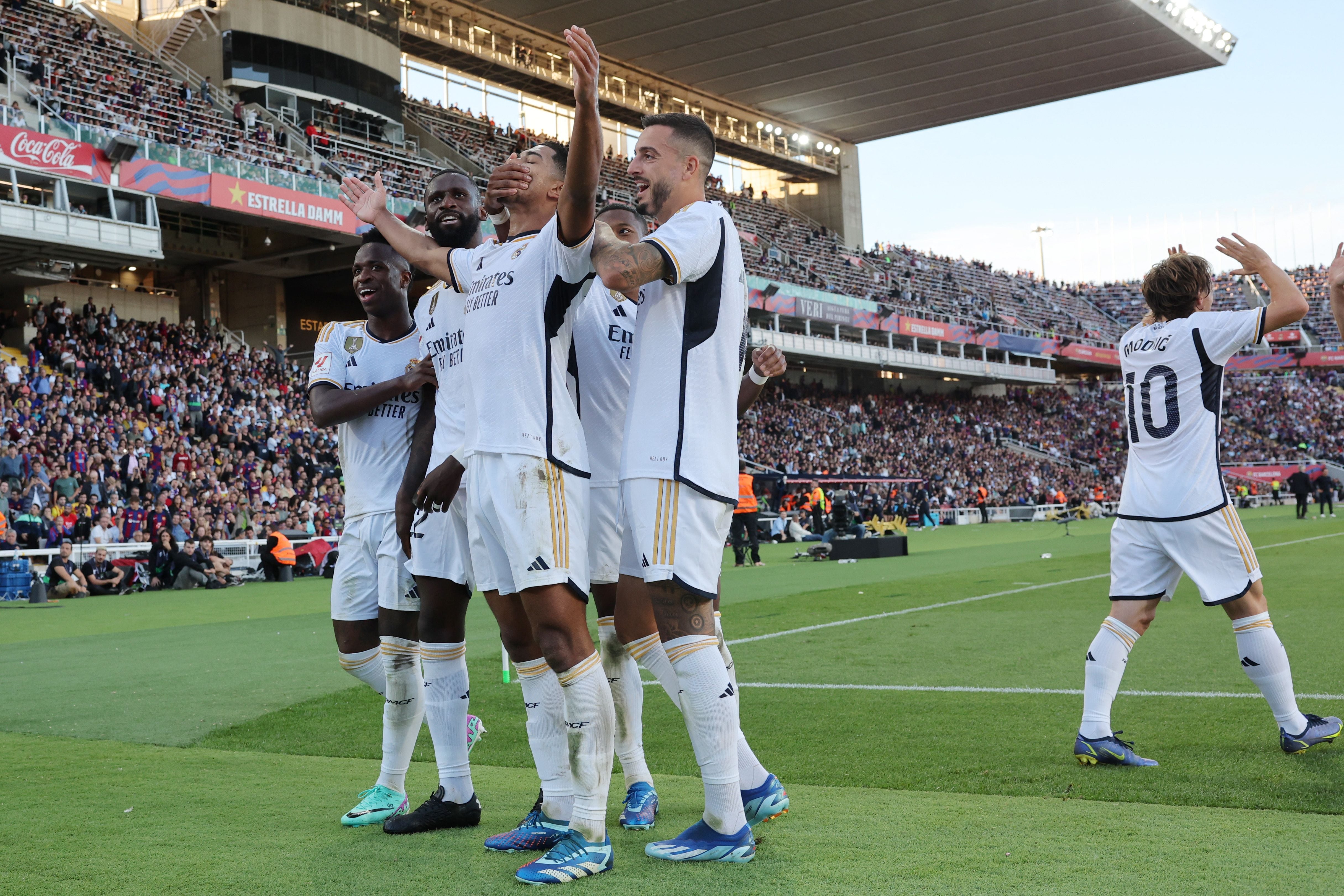 Bellingham celebra el 1-2 con sus compañeros.