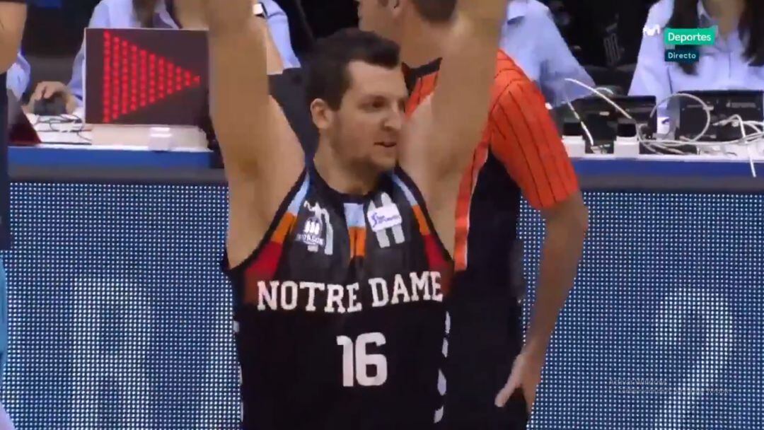 Paul Zipser con la camiseta en homenaje a Notre Dame.