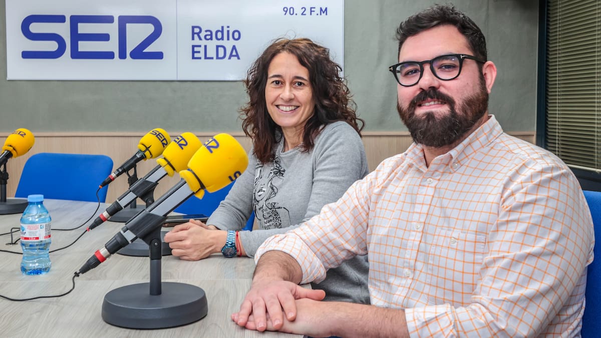 Lluís Deltell, portavoz del equipo de Gobierno de Novelda e Isabel Miralles, edil de Urbanismo, sobre las obras del Mercado Municipal