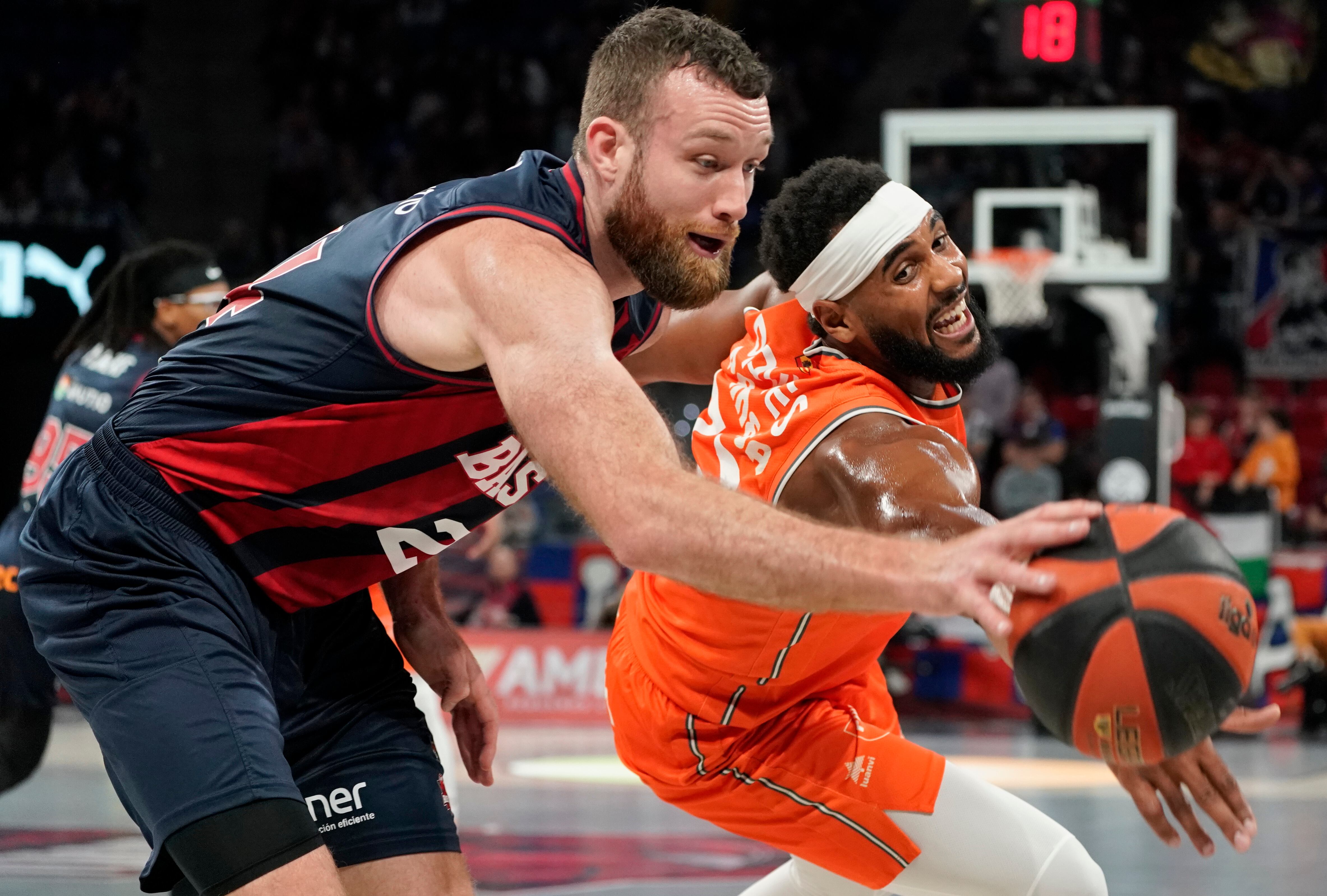 VITORIA, 19/11/2023.- El pívot del Baskonia Matt Costello y Brandon Davies del Valencia durante el partido de la décima jornada de Liga Endesa que disputan este domingo en el Buesa Arena de Vitoria. EFE / L. Rico