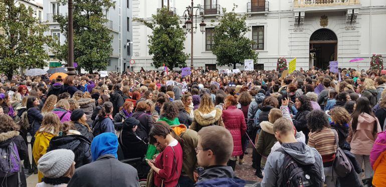 Miles de personas se han concentrado frente al Ayuntamiento