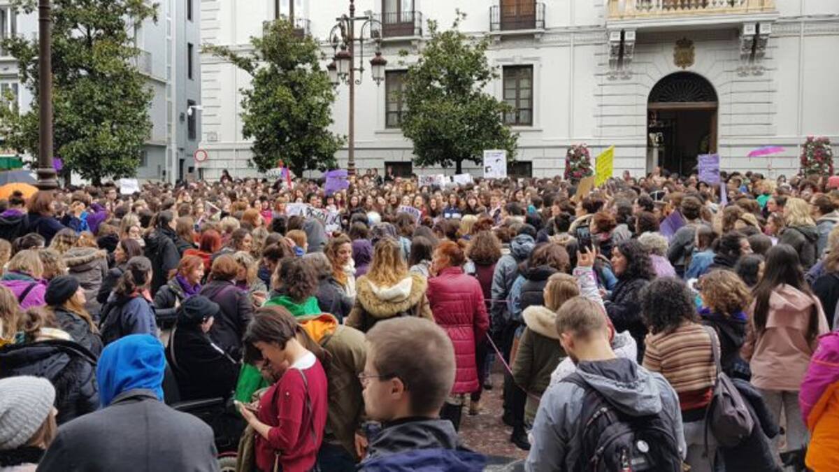 Una concentración espontánea inunda la Plaza del Carmen