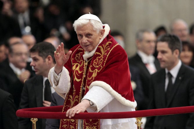 Fotografía de archivo tomada el 9 de febrero de 2013 que muestra al papa Benedicto XVI bendiciendo a los miembros de la Orden de Malta durante una misa en la Basílica de San Pedro del Vaticano. El papa Benedicto XVI ha anunciado hoy, lunes 11 de febrero d