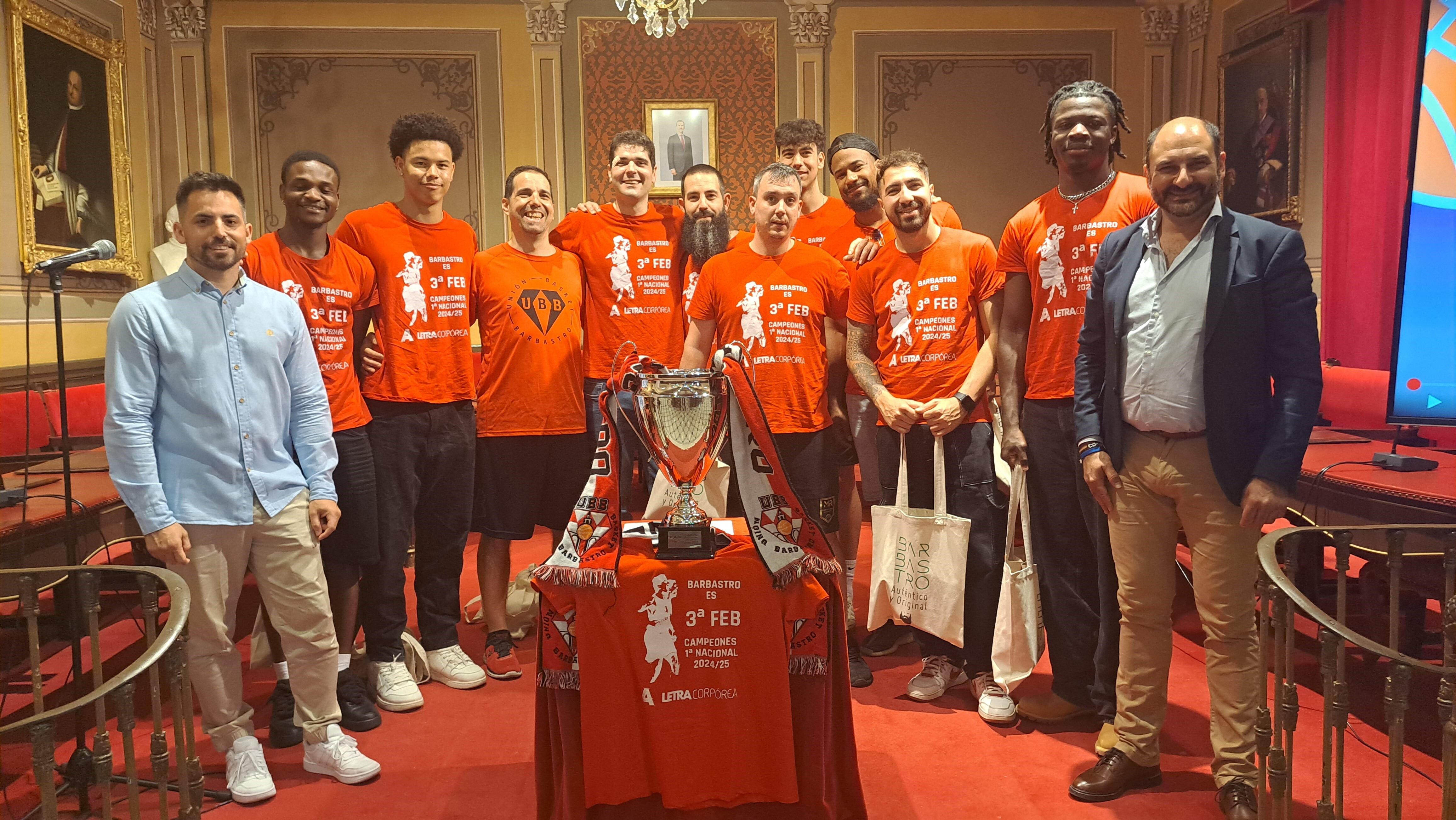 Fernando Torres y Francisco Albert con la plantilla de Letra Corpórea Unión Basket Barbastro