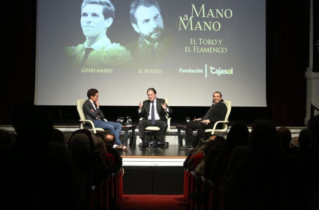 De izquierda a derecha, el torero Ginés Marín, José Enrique Moreno, director de Toromedia; y el cantaor Antono Vargas &#039;El Potito&#039;