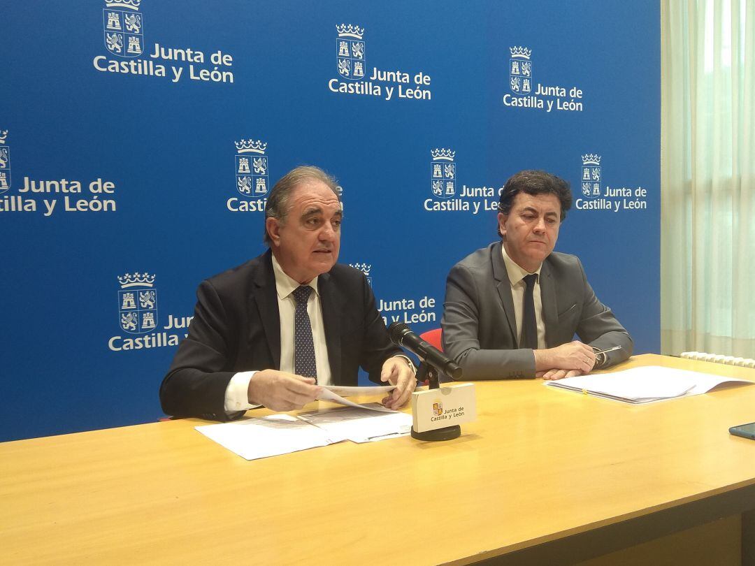 José Antonio Rubio Mielgo, delegado de la Junta en Palencia, y Javier de la Torre, jefe de la Oficina Territorial de Trabajo explicando la situación laboral de Palencia en 2019